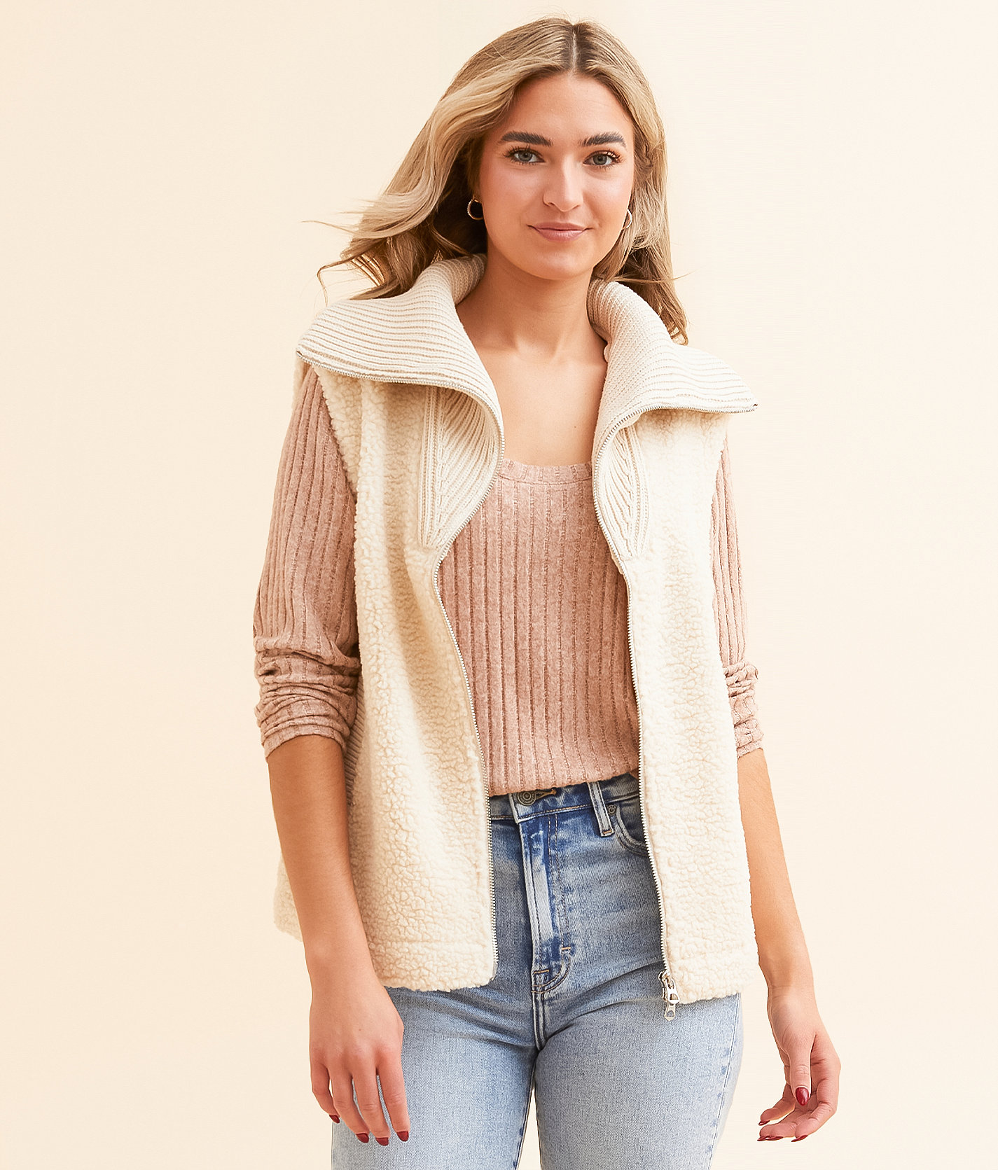Varley Aspen Sherpa Vest - Women's Coats & Jackets in Sandshell