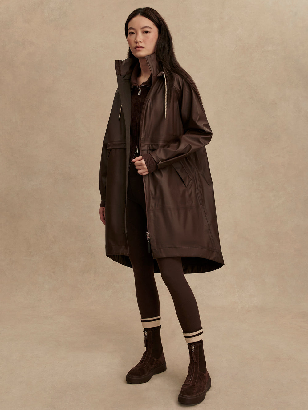 9584ece176a09c967386a9152f824f8470c021ab_VAR01423_KIRSTEN_RAIN_COAT_DARK_TRUFFLE_008.jpg Kirsten Raincoat