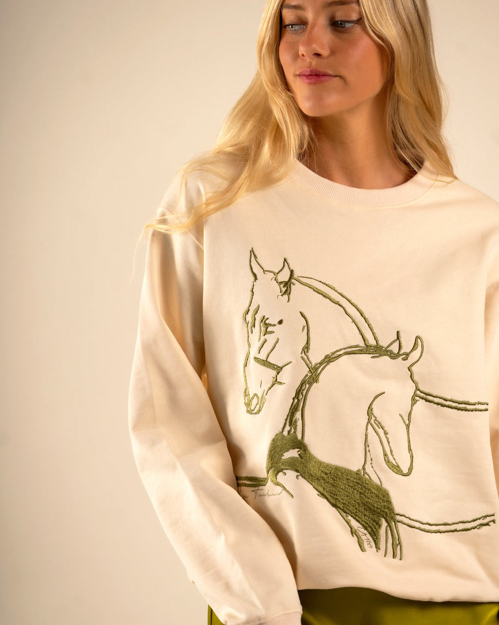 DSC04702_7eb3e6f5-2f32-4da6-9463-ab87a0794a91.jpg 90’s Baggy Embroidered Sweatshirt Horses Embrace - Ivory