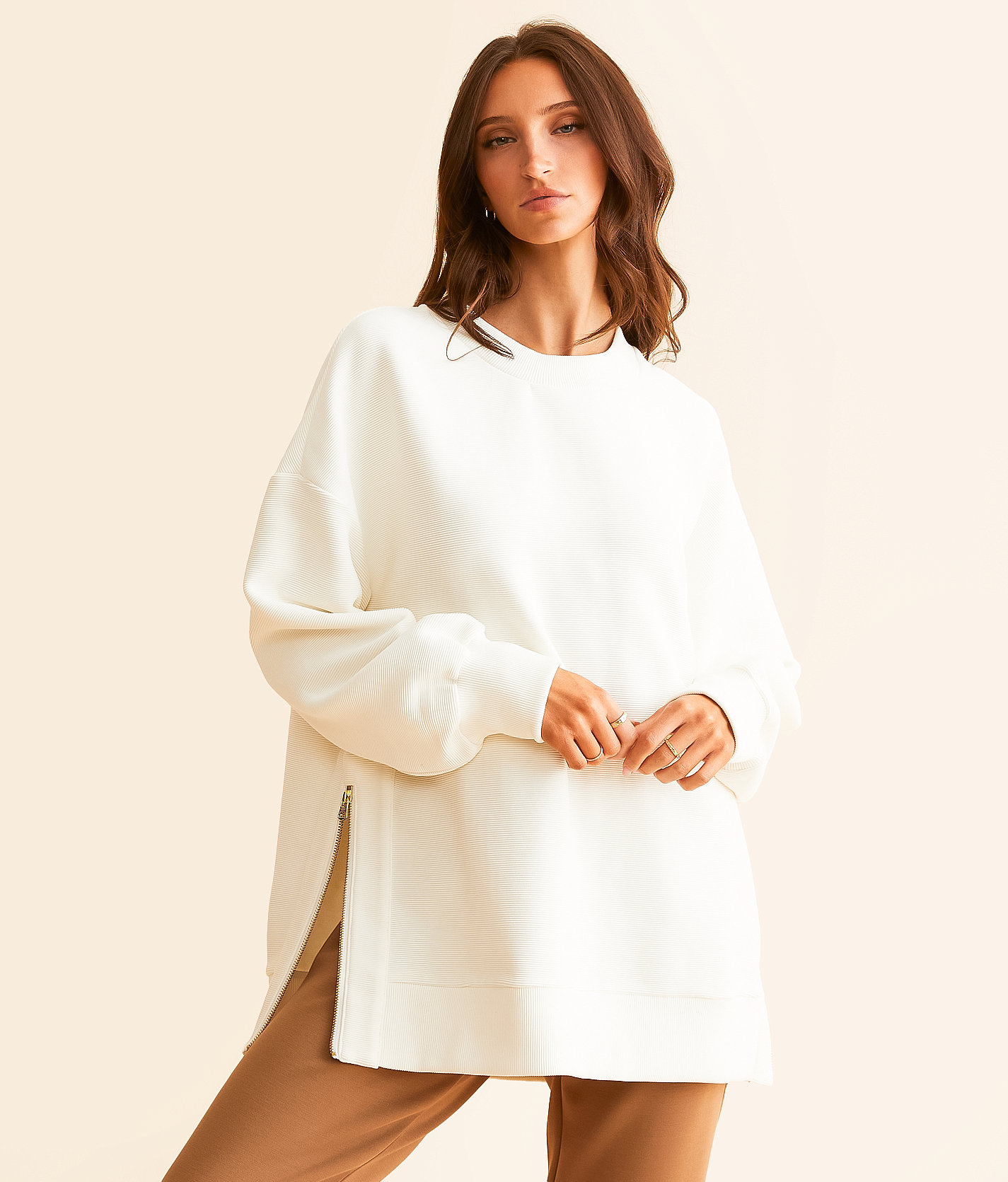 e552cd518cf5bcbd2f58e55bd6df94bcv3.jpg Varley Mae Boyfriend Oversized Sweat Pullover - Women's Activewear in Egret